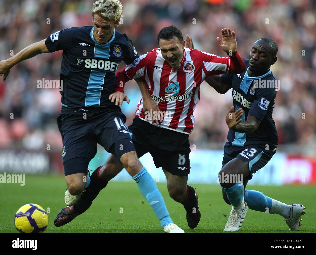 Fußball - Barclays Premier League - Sunderland gegen West Ham United - Stadium of Light. Sunderlands Steed Malbranque (Mitte) kämpft um den Ball mit Herita Ilunga von West Ham United (rechts) und Radoslav Kovac (links) Stockfoto