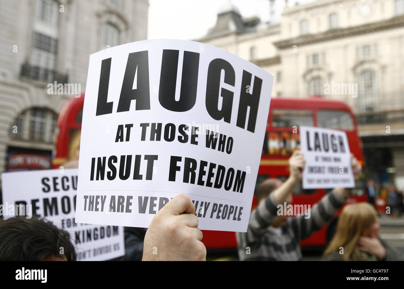 Eine Gruppe von Menschen, die sich gegen einen muslimischen Prediger, der heute in London predigen sollte, stellt sich heraus, um ihre Opposition durch die Eros-Statue, Piccadilly Circus im Zentrum von London, zu zeigen. Stockfoto