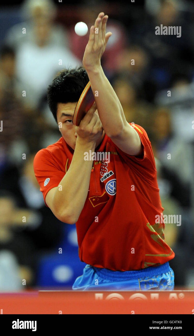 Der chinesische Ma Long im Kampf gegen den chinesischen Xu Xin während der nationalen Tischtennis-Meisterschaften am Englischen Institut für Sport, Sheffield. Stockfoto