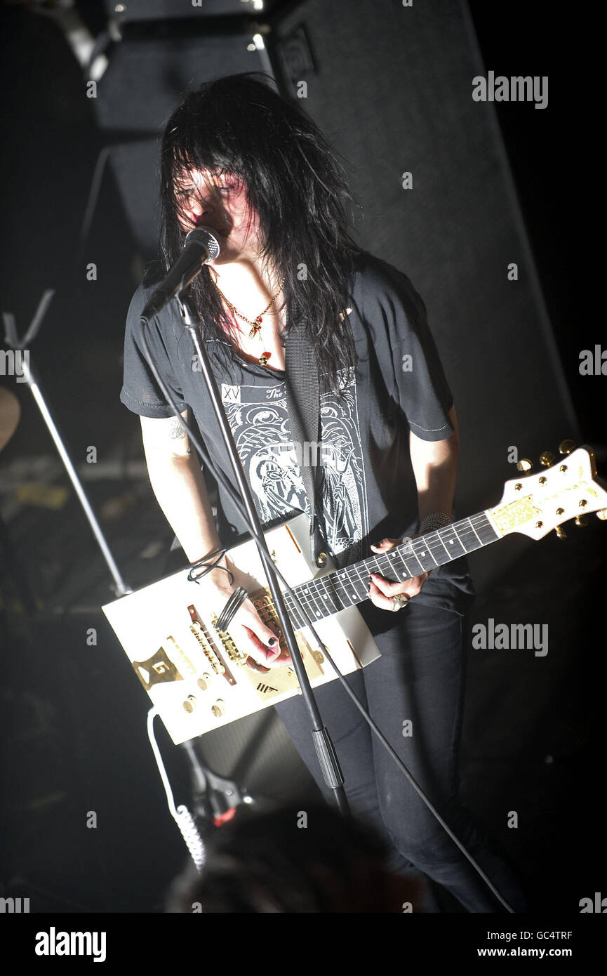Alison Mosshart von Jack White's Band The Dead Weather tritt auf der Bühne in der Shoreditch Church in East London auf. Stockfoto