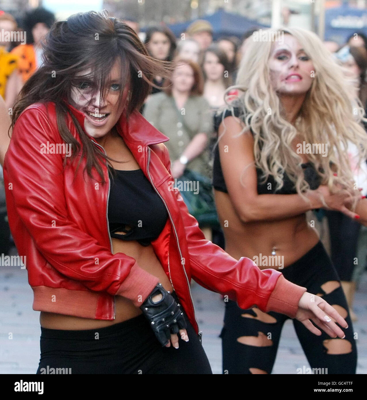 Gemma McKee führt die Scottish Rockettes in einer Nachbildung von Michael Jacksons Thriller-Musikvideo in der Buchanan Street in Glasgow an, um eine Halloween-Themennacht im Karibu Klub zu bewerben. Stockfoto