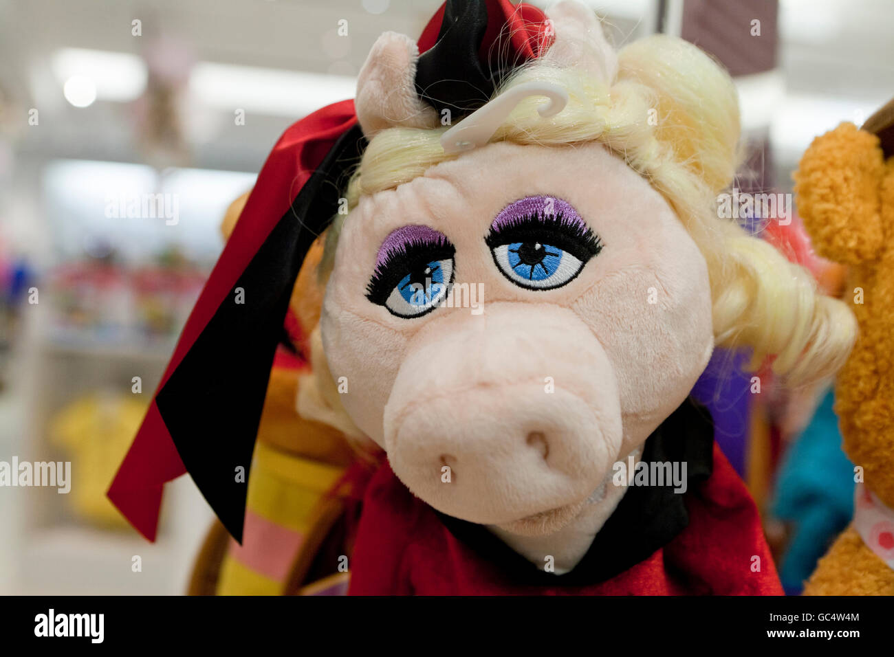 Miss Piggy Handpuppe im Spielzeugladen - USA Stockfoto
