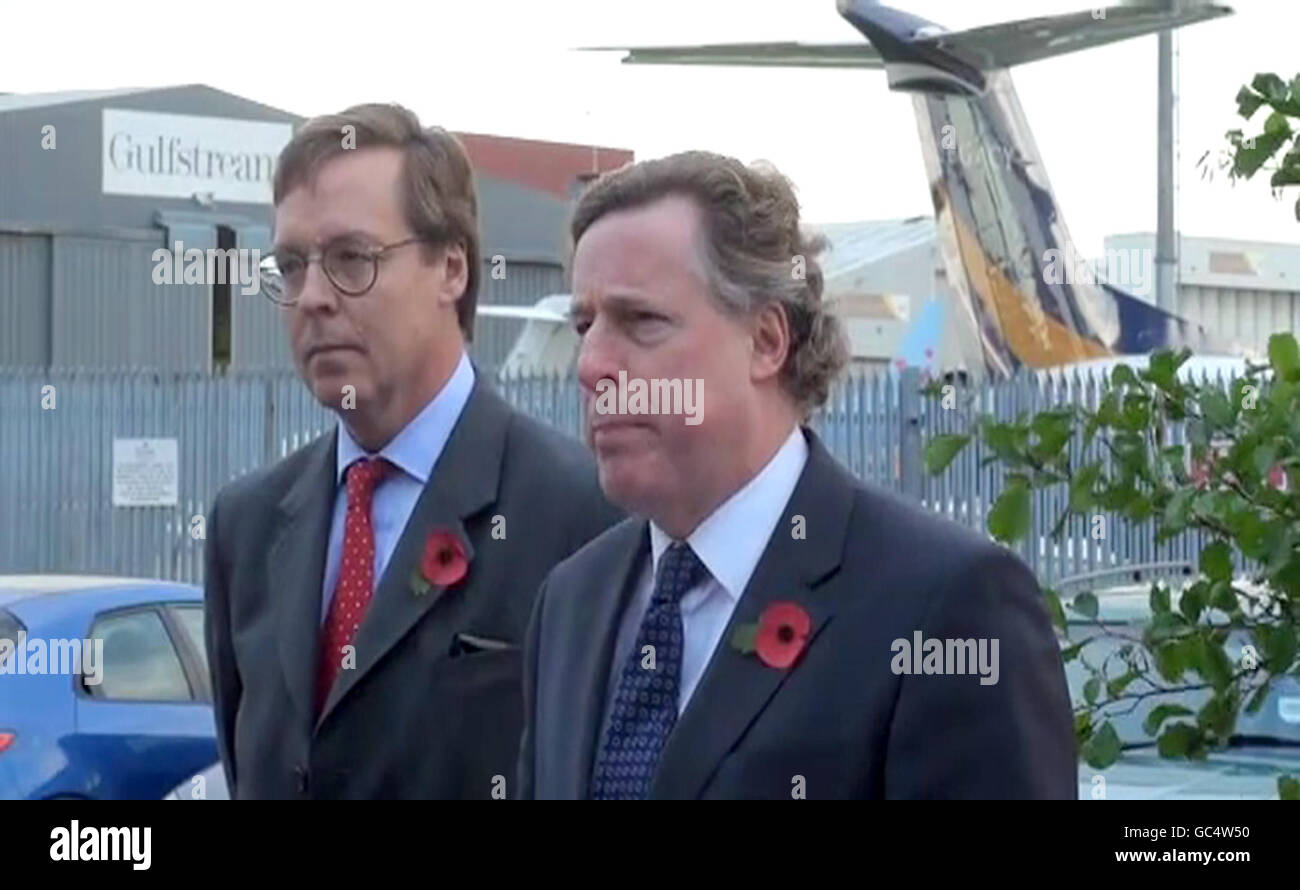 Ian Monk (rechts), der Sprecher des befreiten Söldnern Simon Mann, spricht auf dem Flughafen Luton zu den Medien, nachdem Herr Mann wieder in Großbritannien angekommen war. Stockfoto