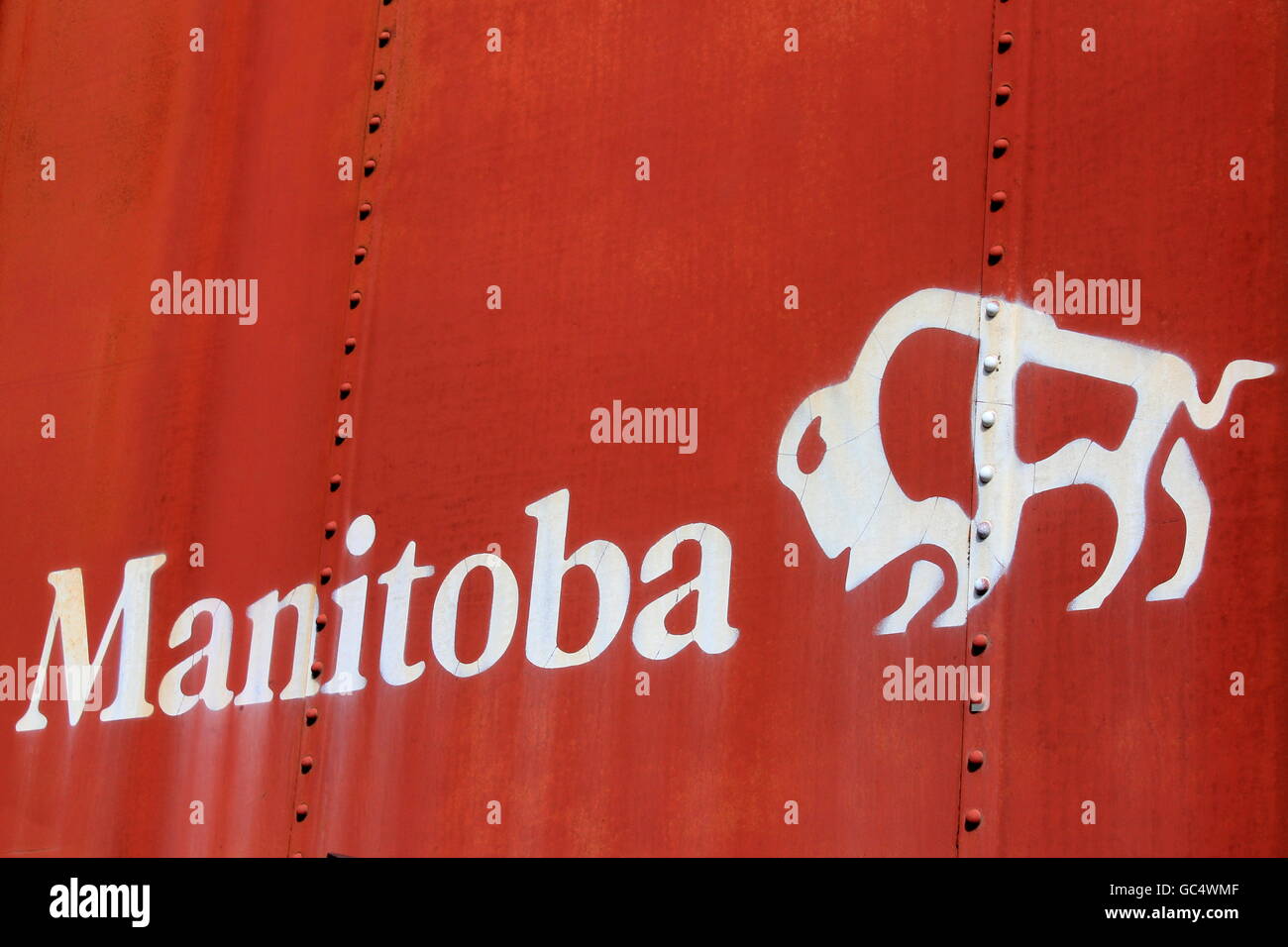 Manitoba und einen Büffel markiert auf der Seite eine Box-Waggon in Alberta, Kanada. Stockfoto
