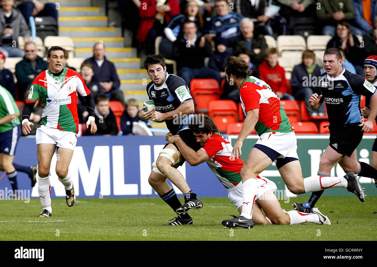 Rugby Union - Heineken Cup - Pool 2 - Glasgow Warriors V Biarritz - Firhill Arena. John Barclay von Glasgow Warriors wird von Marcelo Bosch von Biarritz während des Heineken Cup-Spiels in der Firhill Arena in Glasgow angegangen. Stockfoto