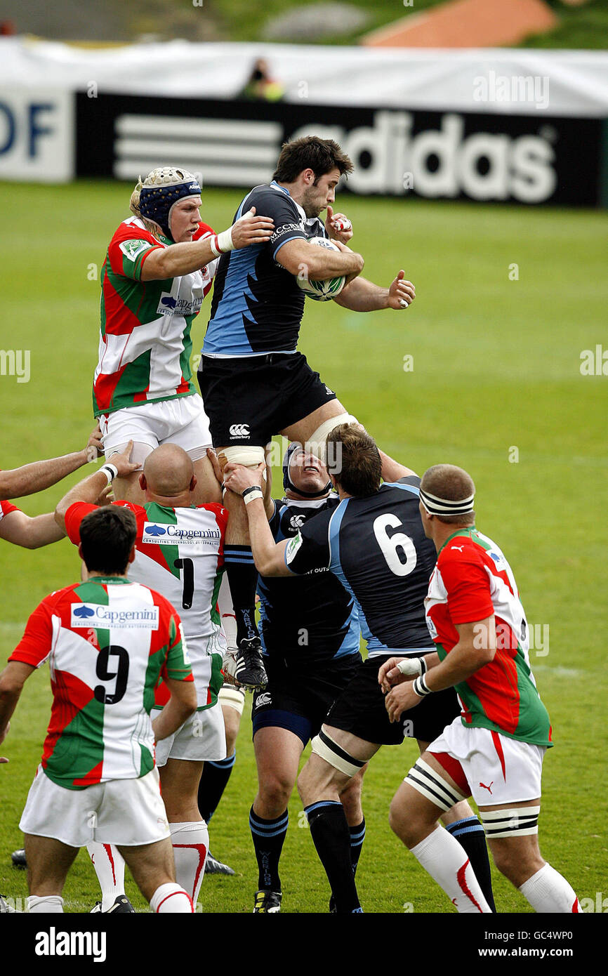Jonnie Beattie von Glasgow Warriors gewinnt den Ball in der Linie von Pelu Taele von Biarritz während des Heineken Cup-Spiels in der Firhill Arena, Glasgow. Stockfoto