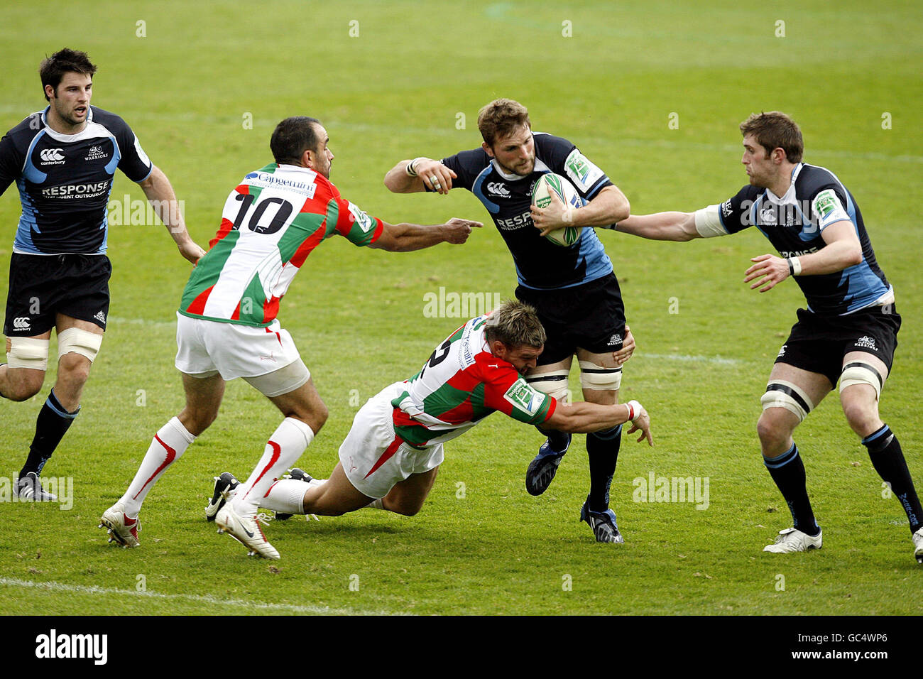 Rugby Union - Heineken Cup - Pool 2 - Glasgow Warriors V Biarritz - Firhill Arena. John Barclay von Glasgow Warriors wird von Pelu Taele von Biarritz während des Heineken Cup-Spiels in der Firhill Arena, Glasgow, angegangen. Stockfoto