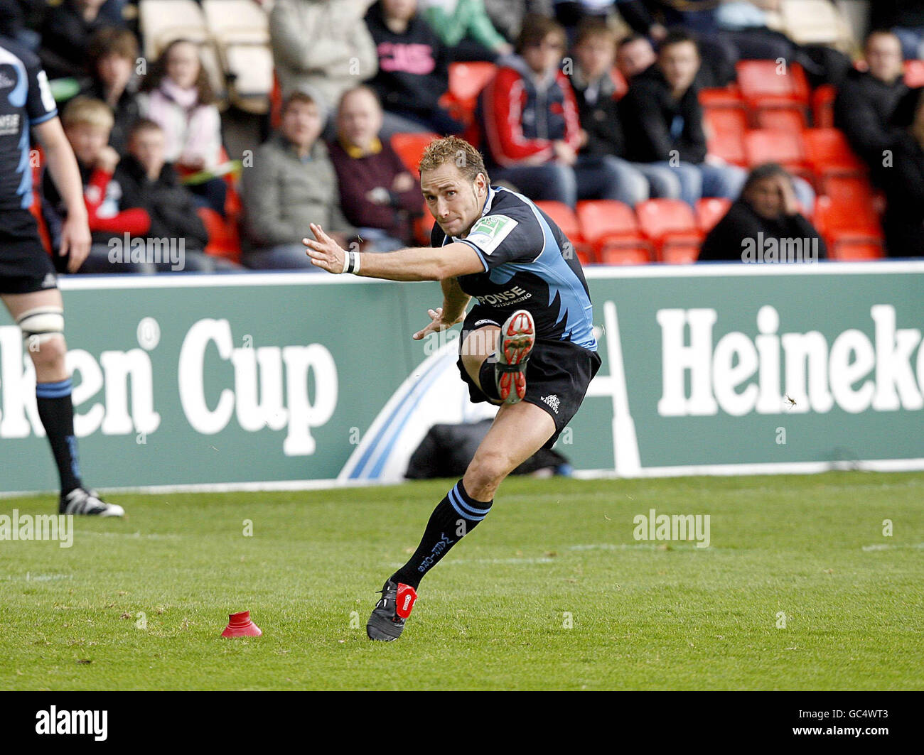 Glasgow's Dan Parks legt beim Heineken Cup-Spiel in der Firhill Arena, Glasgow, eine Elfmeter ab. Stockfoto