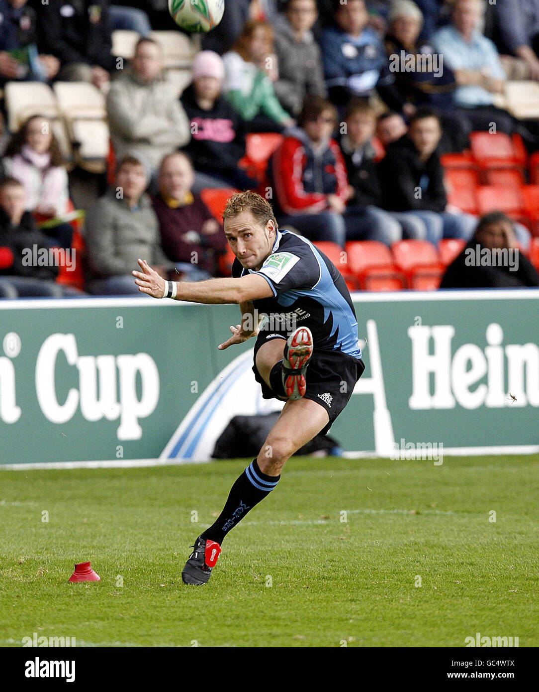 Glasgow's Dan Parks legt beim Heineken Cup-Spiel in der Firhill Arena, Glasgow, eine Elfmeter ab. Stockfoto