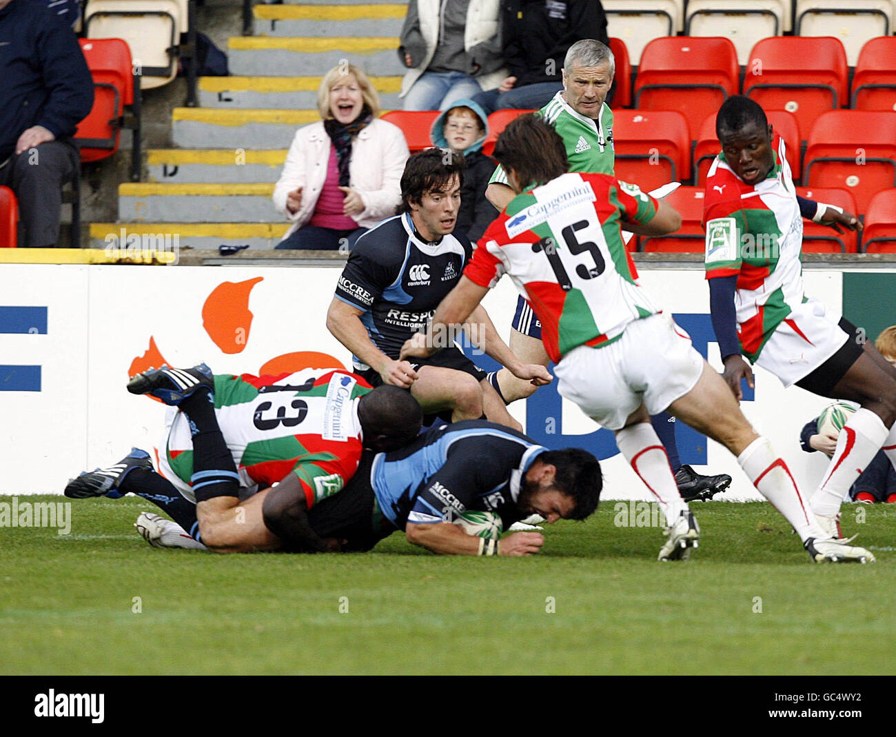 Biarritz's Ayoola Erinle bekämpft Rob Dewey aus Glasgow, was dazu führte, dass Dewey beim Heineken Cup-Spiel in der Firhill Arena in Glasgow verletzt wurde. Stockfoto