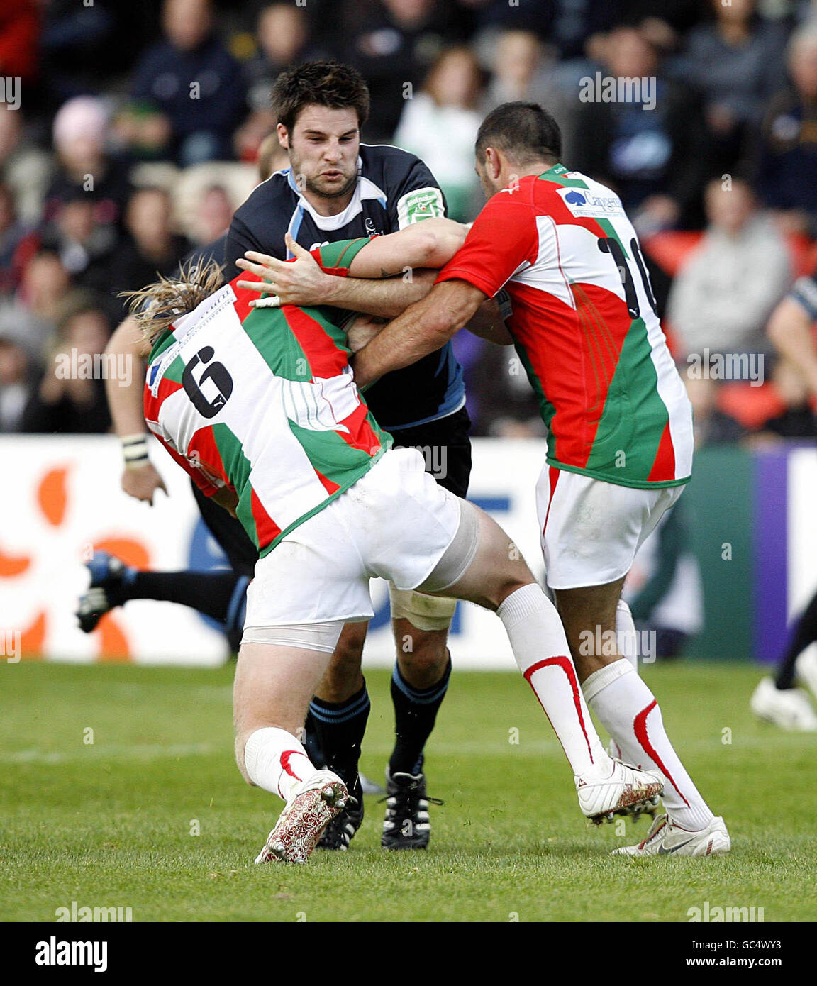 Johnnie Beattie in Glasgow (Mitte) wird von Magnus Lund von Biarritz und Julien Peyrelongue während des Heineken Cup-Spiels in der Firhill Arena in Glasgow angegangen. Stockfoto