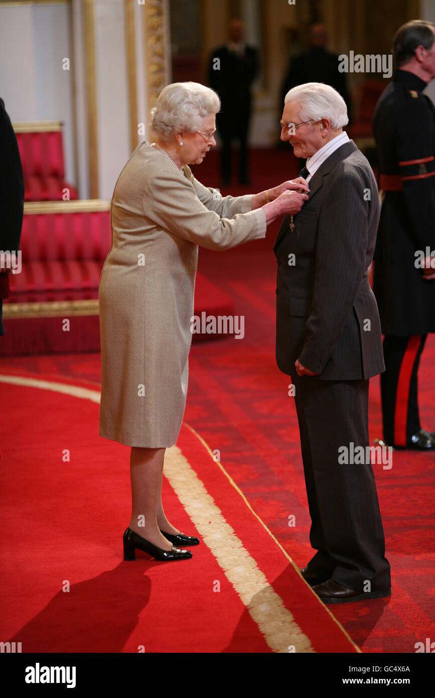 Mr. Leslie Mitton aus Nottingham wird von der Queen am Buckingham Palace zu einem MBE gemacht. Stockfoto