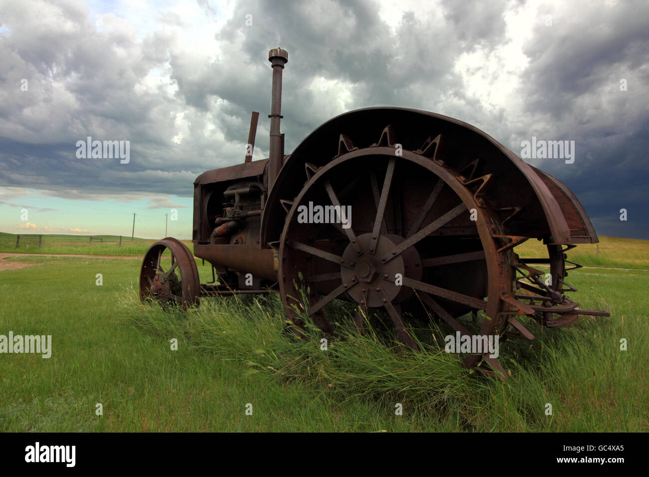 Eine antike McCormick-Deering 15-30 Traktor auf einem Bauernhof in Alberta, Kanada. Stockfoto