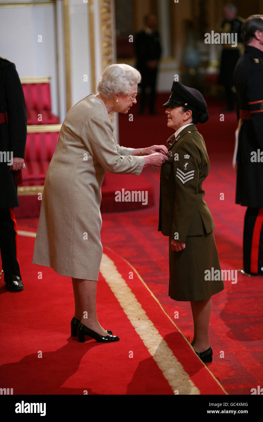 Stabsfeldwebel Jacqueline Herbert, Royal Corps of Signals wird von der Queen am Buckingham Palace ein MBE gemacht. Stockfoto