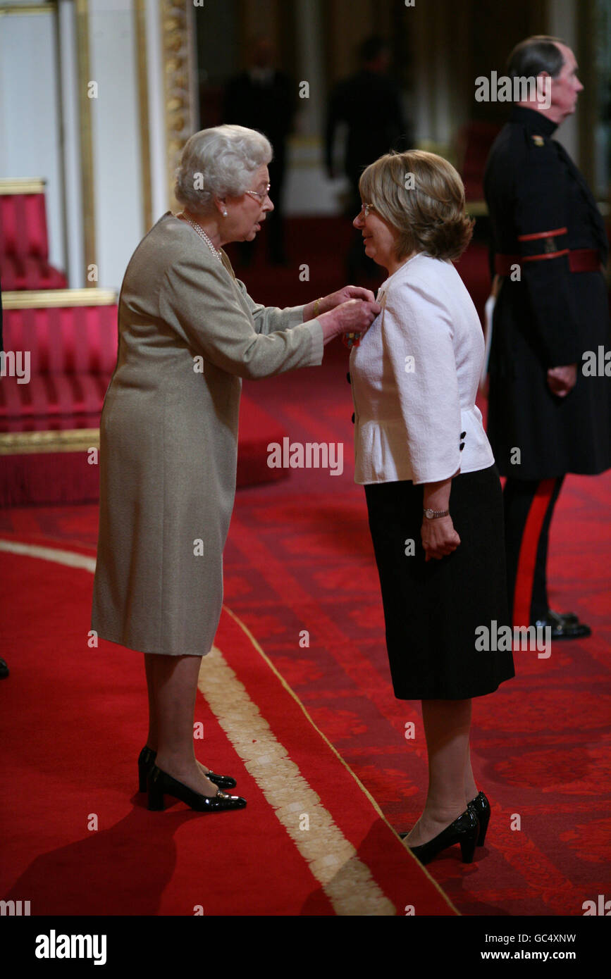 Susan Hodgkiss aus Leeds wird von der Queen im Buckingham Palace zu einem CBE gemacht. Stockfoto