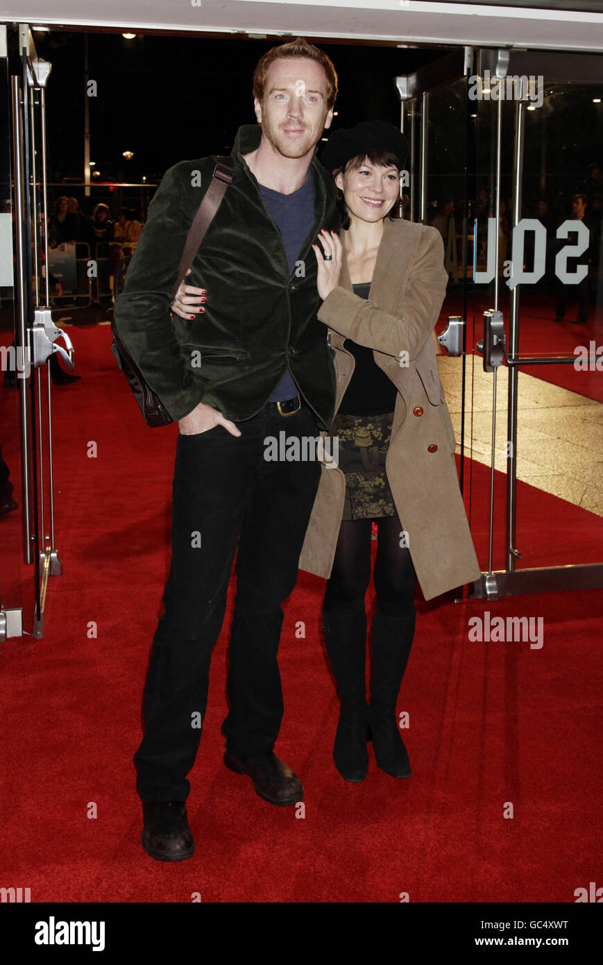 Damian Lewis und seine Frau Helen McCrory kommen zur Premiere von „The Men Who Stare at Goats“ auf dem Odeon Leicester Square im Zentrum von London. Stockfoto