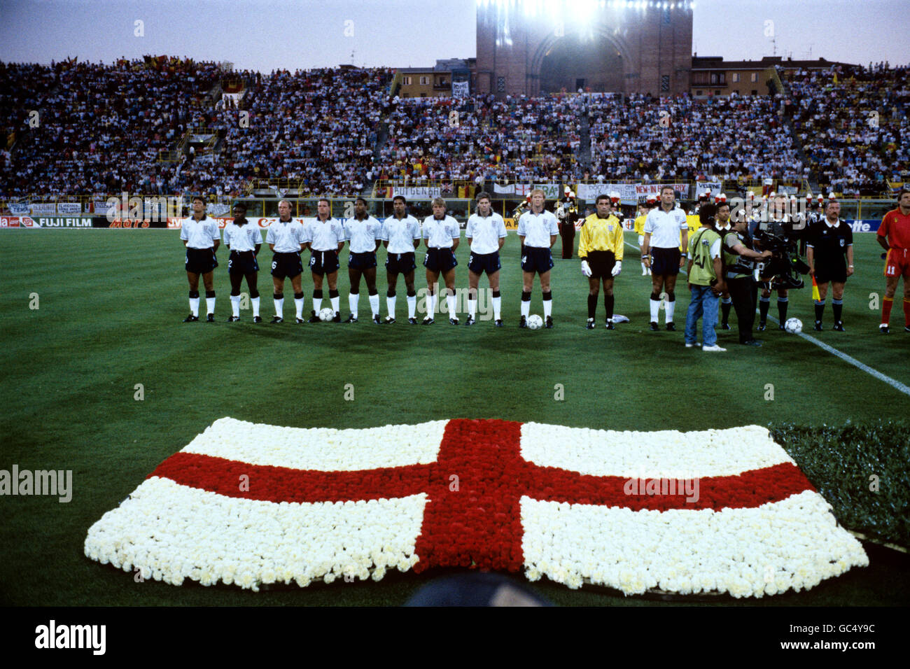 England stellt sich Belgien, (l-r) Gary Lineker, Paul Parker, Steve McMahon, Paul Gascoigne, John Barnes, des Walker, Stuart Pearce, Chris Waddle, Mark Wright, Peter Shilton und Terry Butcher Stockfoto