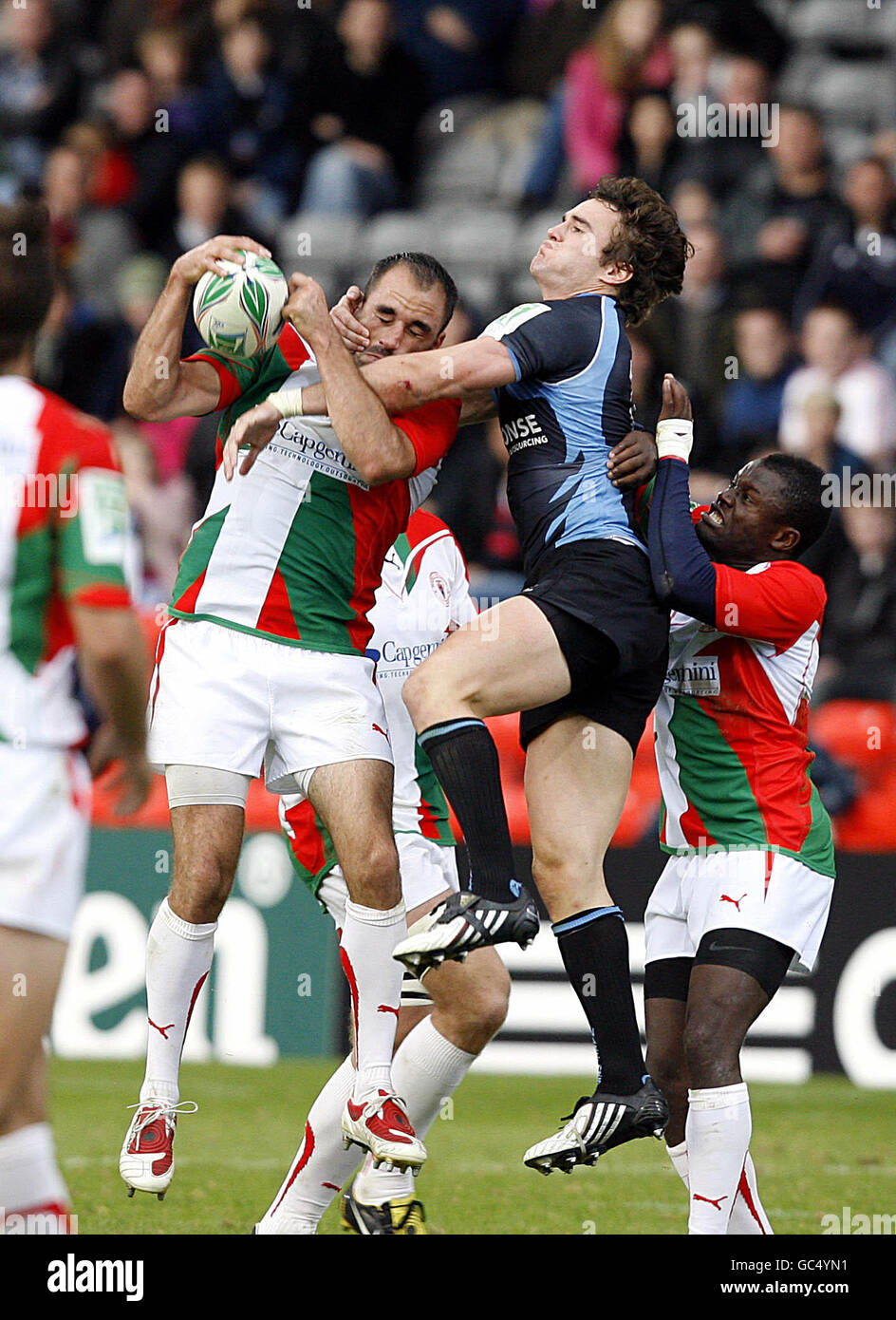 Rugby Union - Heineken Cup - Pool 2 - Glasgow Warriors V Biarritz - Firhill Arena. Thom Evans von Glasgow Warriors (rechts) bekämpft Julien Peyrelongue von Biarritz während des Heineken Cup-Spiels in der Firhill Arena, Glasgow. Stockfoto