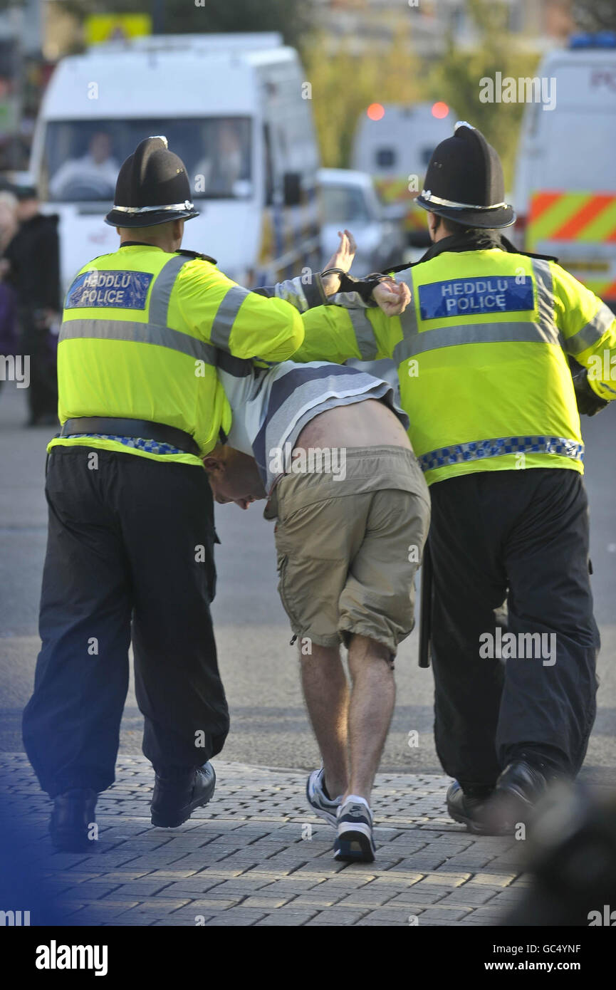 Ein Mann wird von der Polizei verhaftet und weggeführt, als ein Protest der Walisischen Verteidigungsliga vom Castle Square, Swansea, Wales, zum Bahnhof geführt wird. Stockfoto