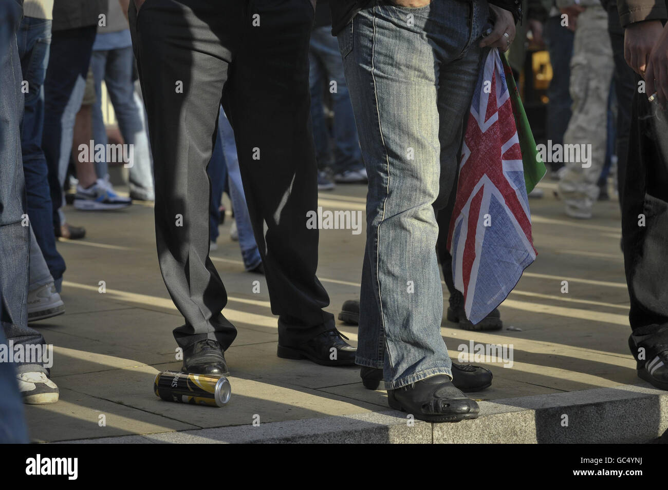 Ein Protestant der Walisischen Verteidigungsliga hält eine Unionsflagge, da die Their-Gruppe von den antifaschistischen Demonstranten während eines Protestes in der Nähe von Castle Square, Swansea, Wales, getrennt gehalten wird. Stockfoto