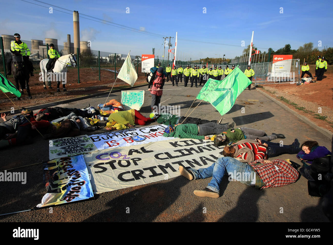 Demonstranten vor Ratcliffe im Kraftwerk Soar während der Proteste gegen den Klimawandel. Stockfoto