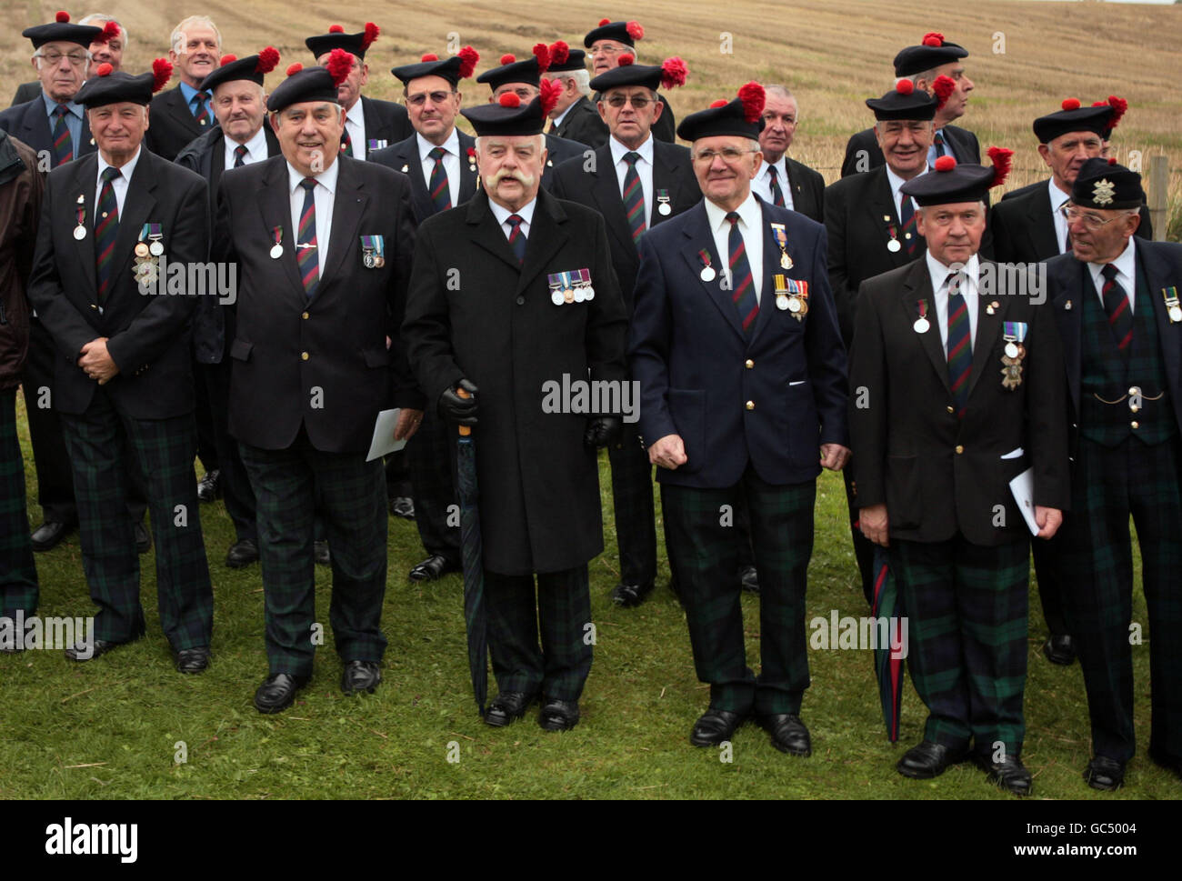 Veteranen des 2. Weltkriegs beobachten, wie der Prinz von Wales genau 50 Jahre nach der Enthüllung der Statue am Stadtrand von Dundee an einem der kultigsten Gedenkstätten der Black Watch teilnimmt. Stockfoto