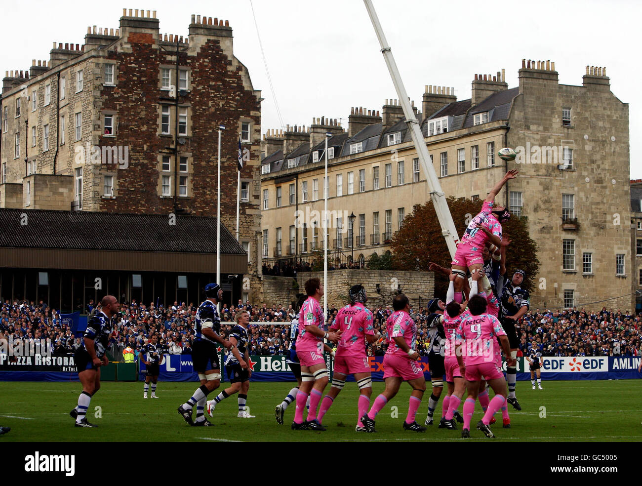 Rugby Union - Heineken Cup - Pool 4 - Bath / Stade Francais - The Recreation Ground. Pierre Rabadan gewinnt beim Heineken-Cup-Spiel am Recreation Ground, Bath, eine Line-out-Partie für Stade Francais. Stockfoto