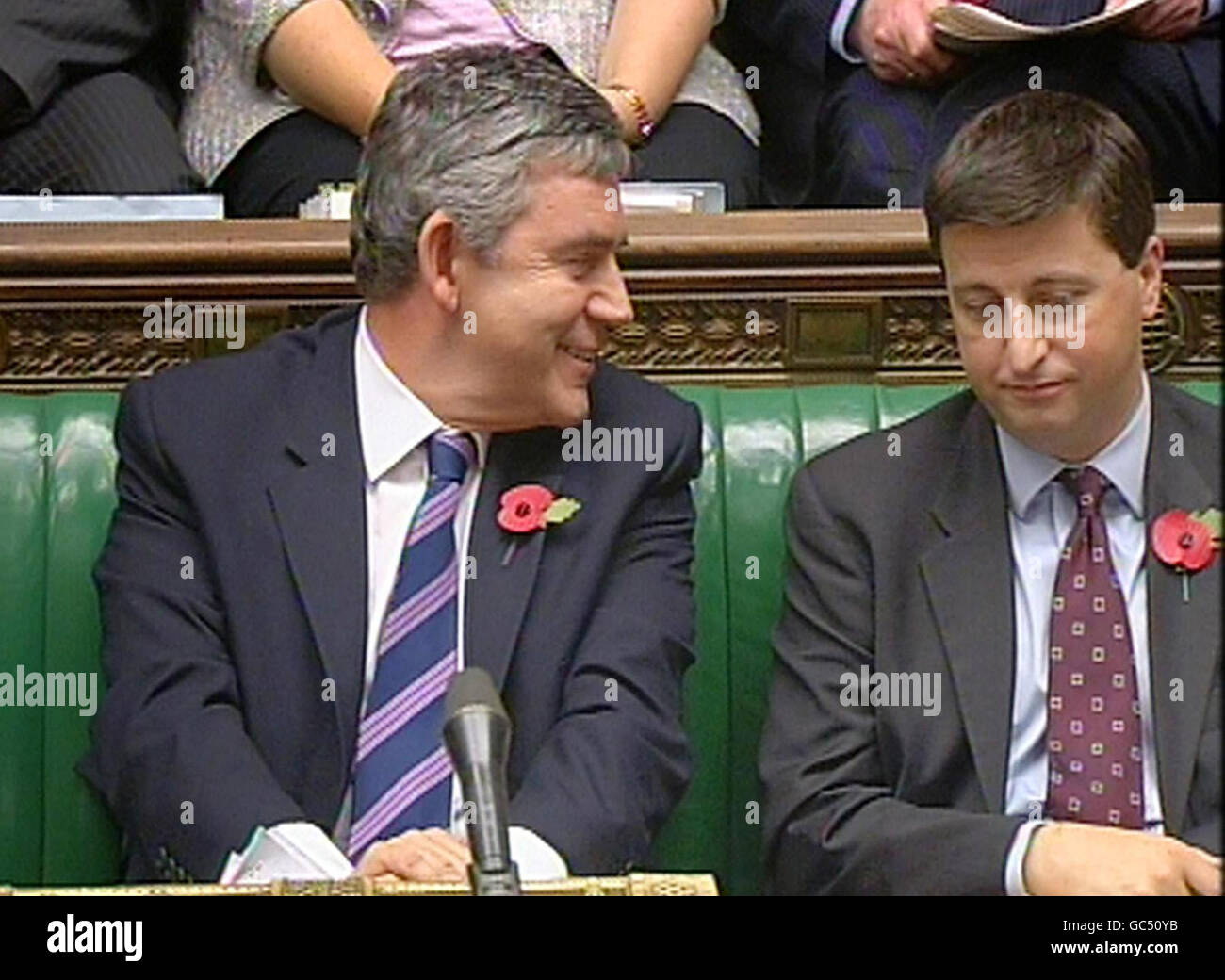 Premierminister Gordon Brown (links) lächelt mit dem internationalen Entwicklungsminister Douglas Alexander während der Fragen des Premierministers im Unterhaus, London. Stockfoto