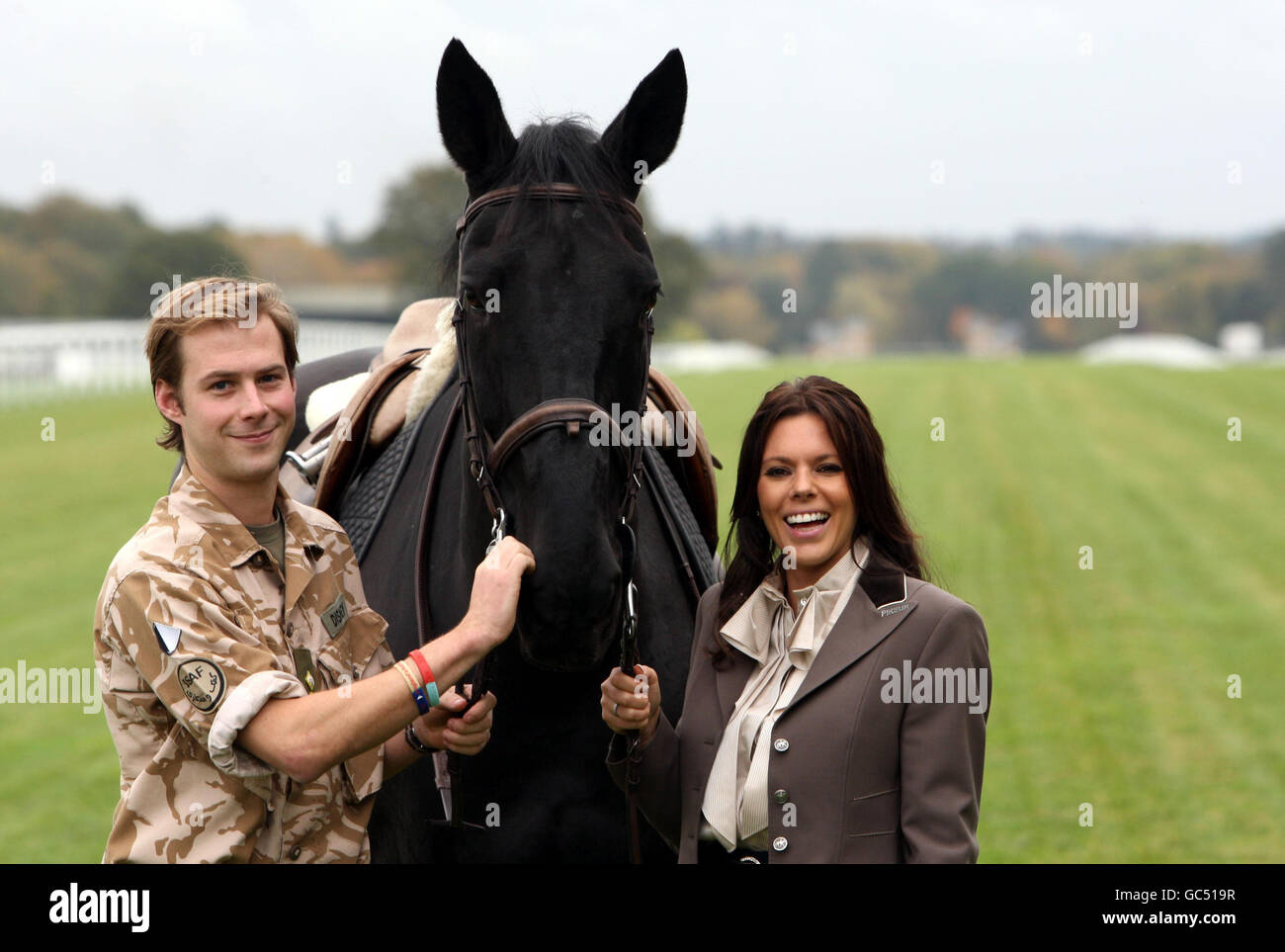 Toni Terry und Lieutenant Guy Disney ein Amateur-Reiter für Nicky Henderson, die ein Bein verloren, diente in Helmand Provinz halten Deadnought von der Haushalts-Kavallerie während einer Fotocolalle zu starten "Horses for Heroes" in Hilfe von Help for Heroes auf Ascot Racecourse in Berkshire. Stockfoto