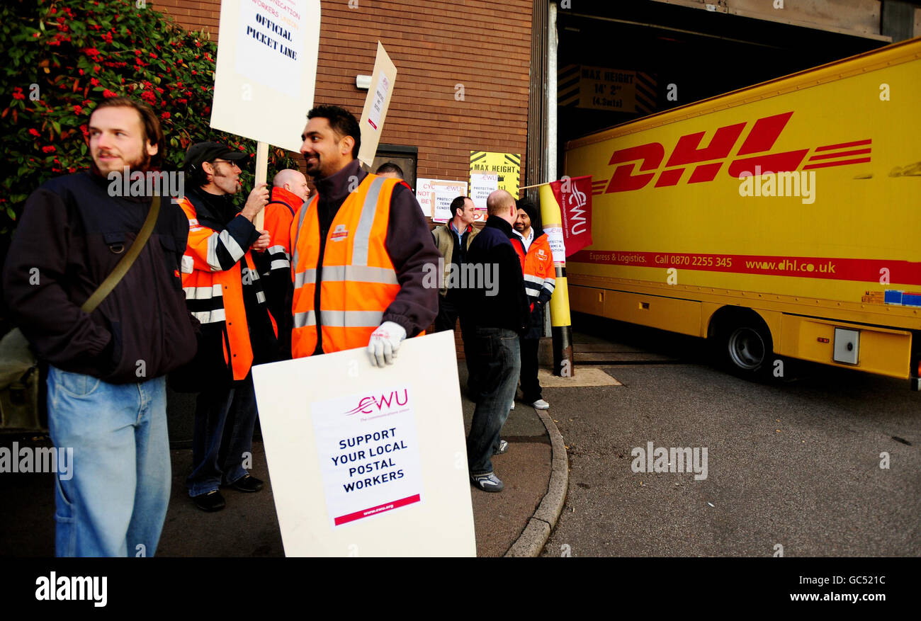 Poststreik. Ein DHL-Transporter kommt ins Royal Mail Center in Coventry, als Postarbeiter draußen streikenden. Stockfoto