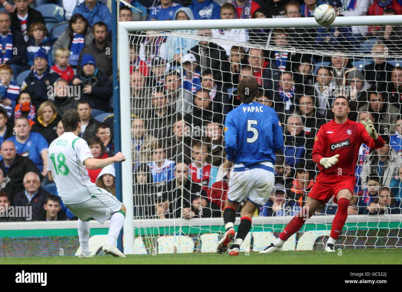 Fußball - Clydesdale Bank Scottish Premier League - Rangers gegen Hibernian - Ibrox. Anthony Stokes von Hibernian erzielt das Ausgleichstor beim Spiel der Scottish Premier League der Clydesdale Bank in Ibrox, Glasgow. Stockfoto