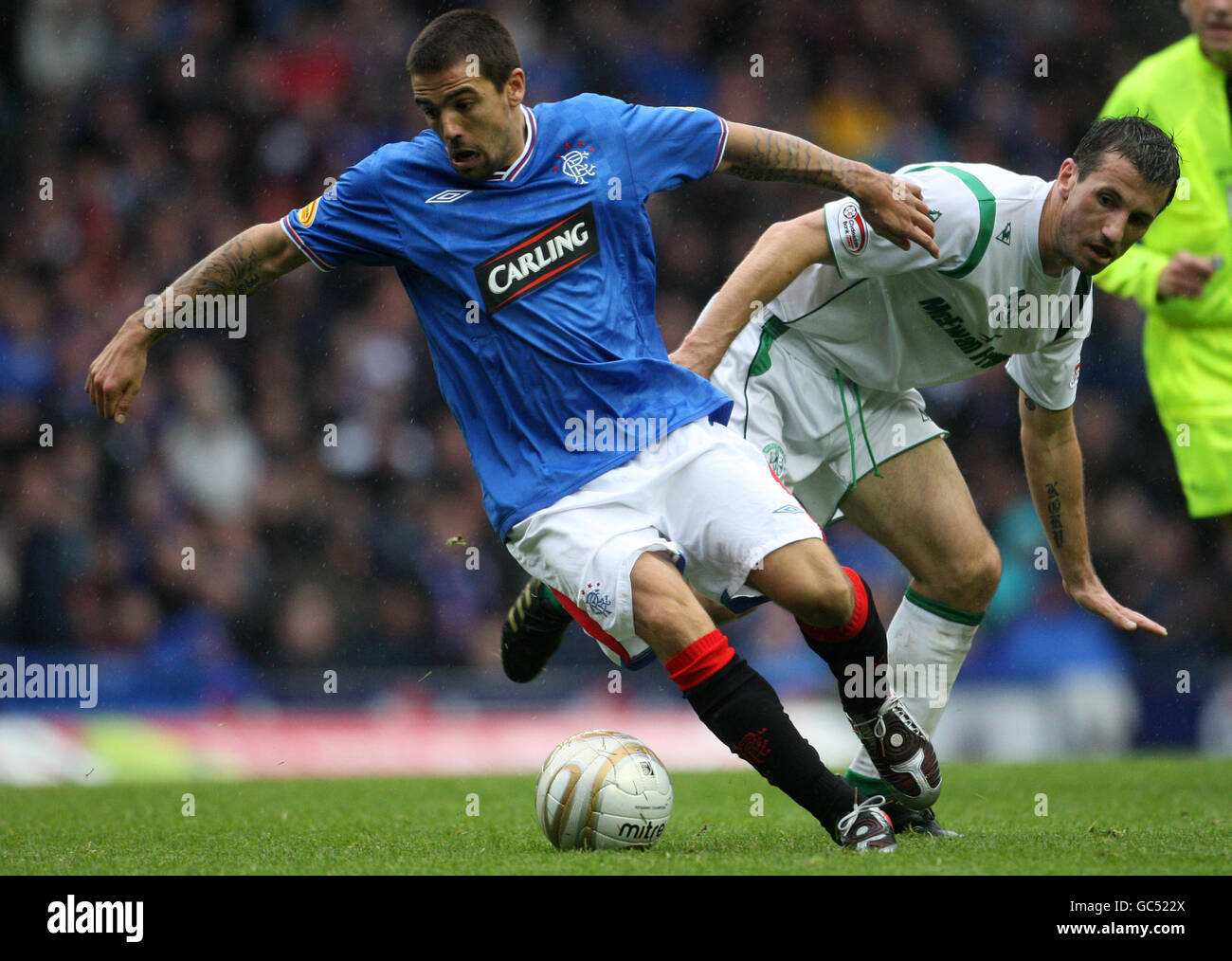 Nacho Novo der Rangers (links) und Liam Miller von Hibernian in Aktion während des Spiels der Clydesdale Bank Scottish Premier League in Ibrox, Glasgow. Stockfoto