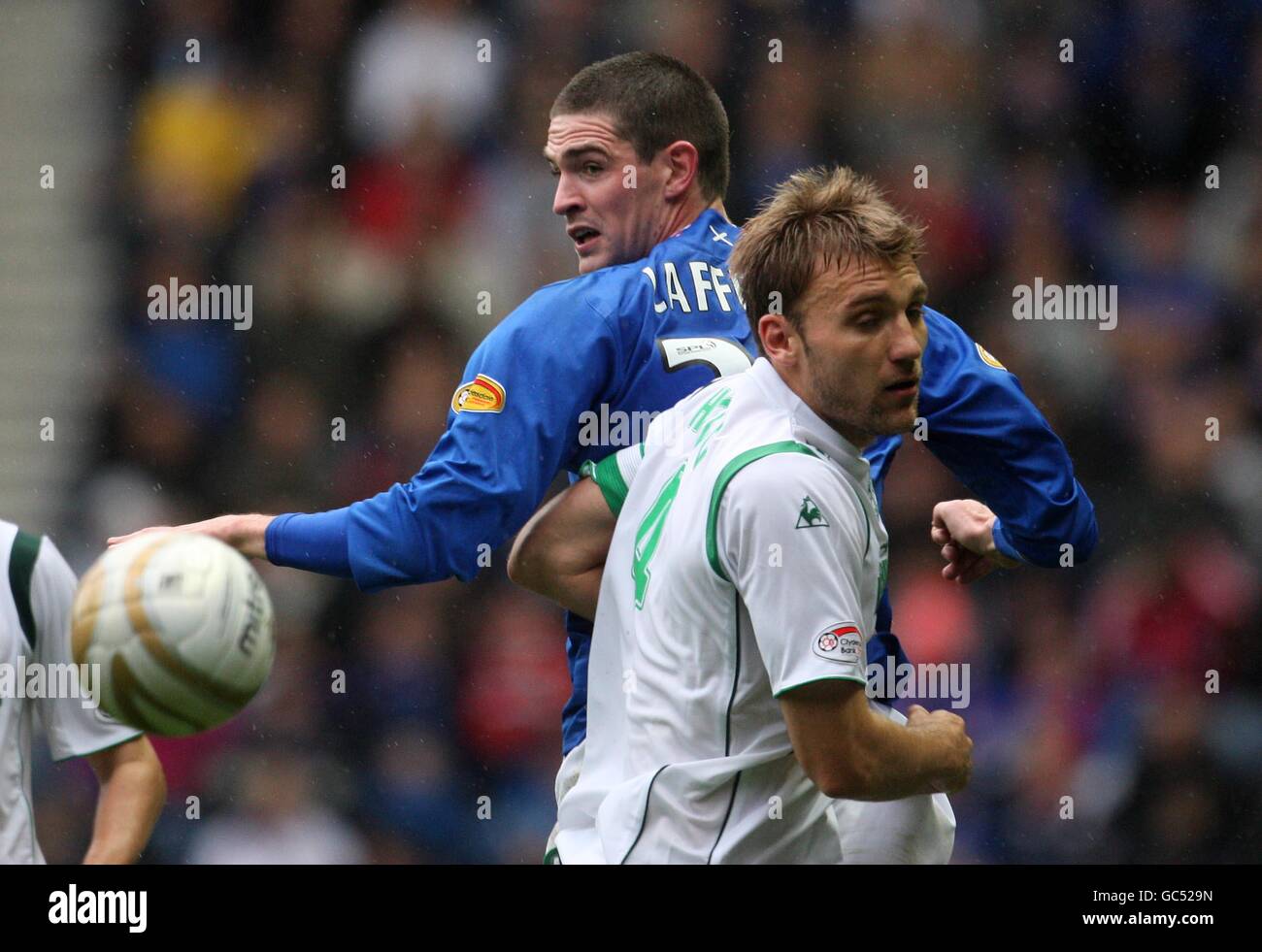 Kyle Lafferty von den Rangers und Chris Hogg von Hibernian während des Spiels der Clydesdale Bank Scottish Premier League in Ibrox, Glasgow. Stockfoto