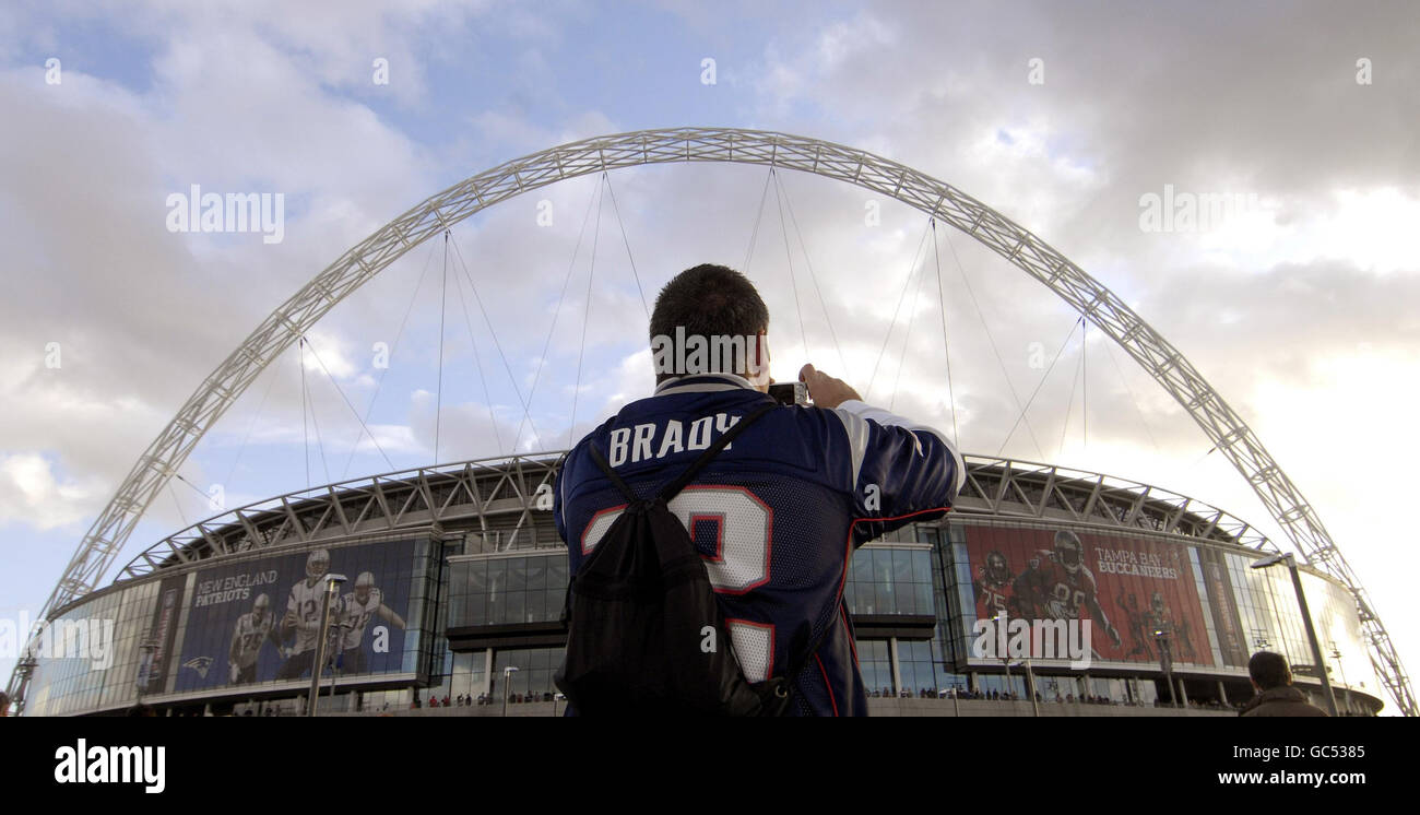 Ein Fan von Tom Brady von den New England Patriots macht ein Foto auf dem Wembley Way, als er sich auf dem Weg zum NFL-Spiel im Wembley Stadium, London, befindet. Stockfoto