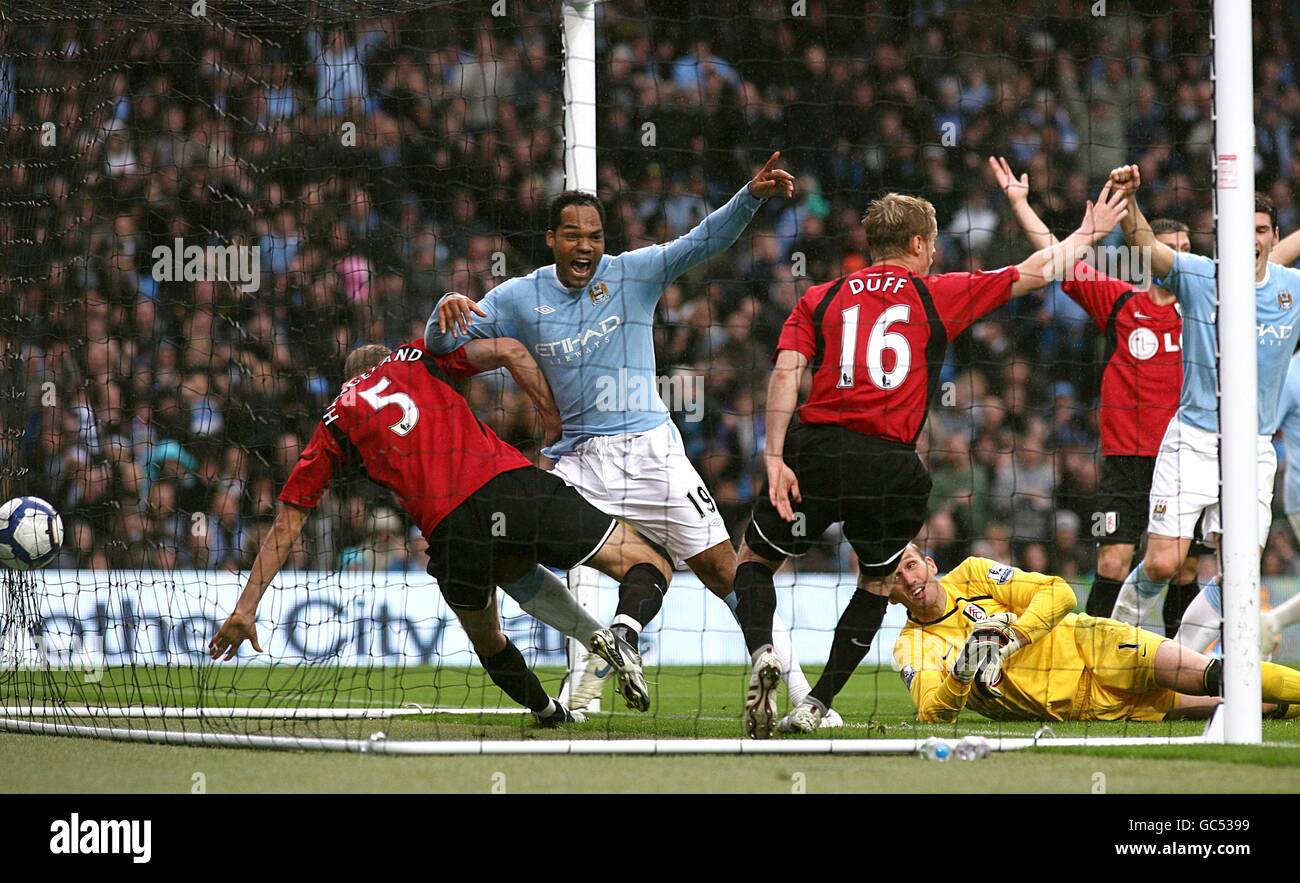 Fußball - Barclays Premier League - Manchester City / Fulham - City of Manchester Stadium. Joleon Lescott von Manchester City erzielt das erste Tor seiner Spielesolder Stockfoto