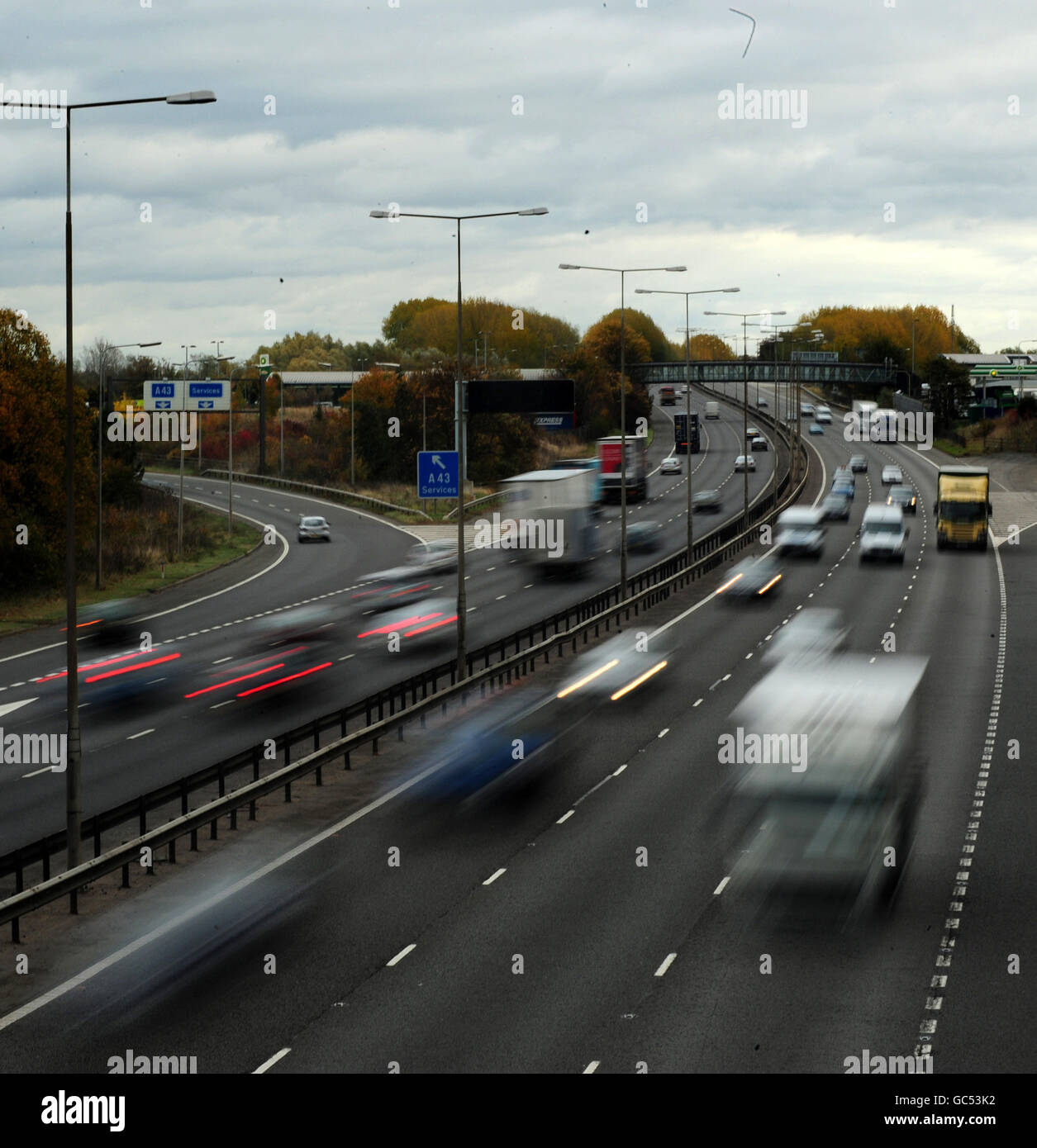 Der Verkehr ist nur ein Unschärfer an der Kreuzung 15 der Autobahn M1. Stockfoto