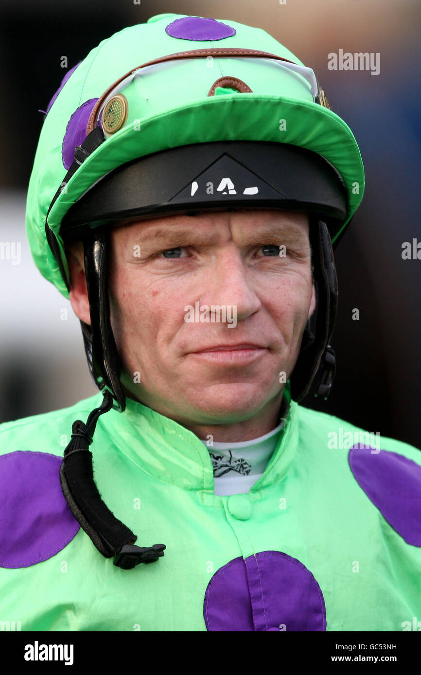 Pferderennen - The Racing Post Trophy - Erster Tag - Doncaster Racecourse. Jockey Jimmy Quinn vor seiner Fahrt auf Call IT On im Weatherbys Bank Handicap Stockfoto