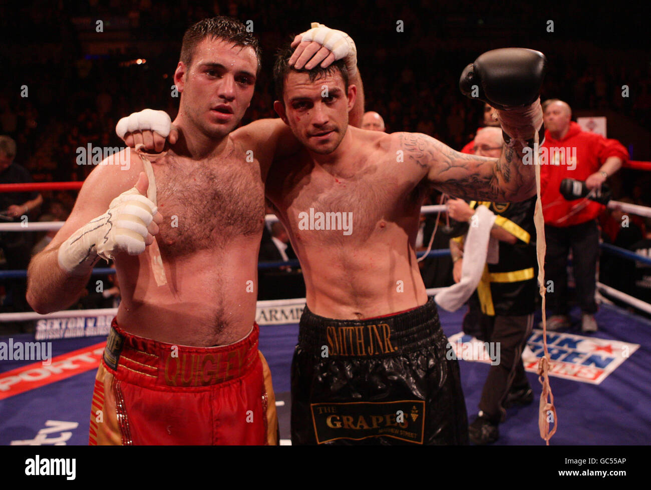 Paul Smith (rechts), nachdem er Tony Quigley (links) in ihrem britischen Super-Middleweight-Titelkampf in der Liverpool Echo Arena, Liverpool, besiegt hatte. Stockfoto