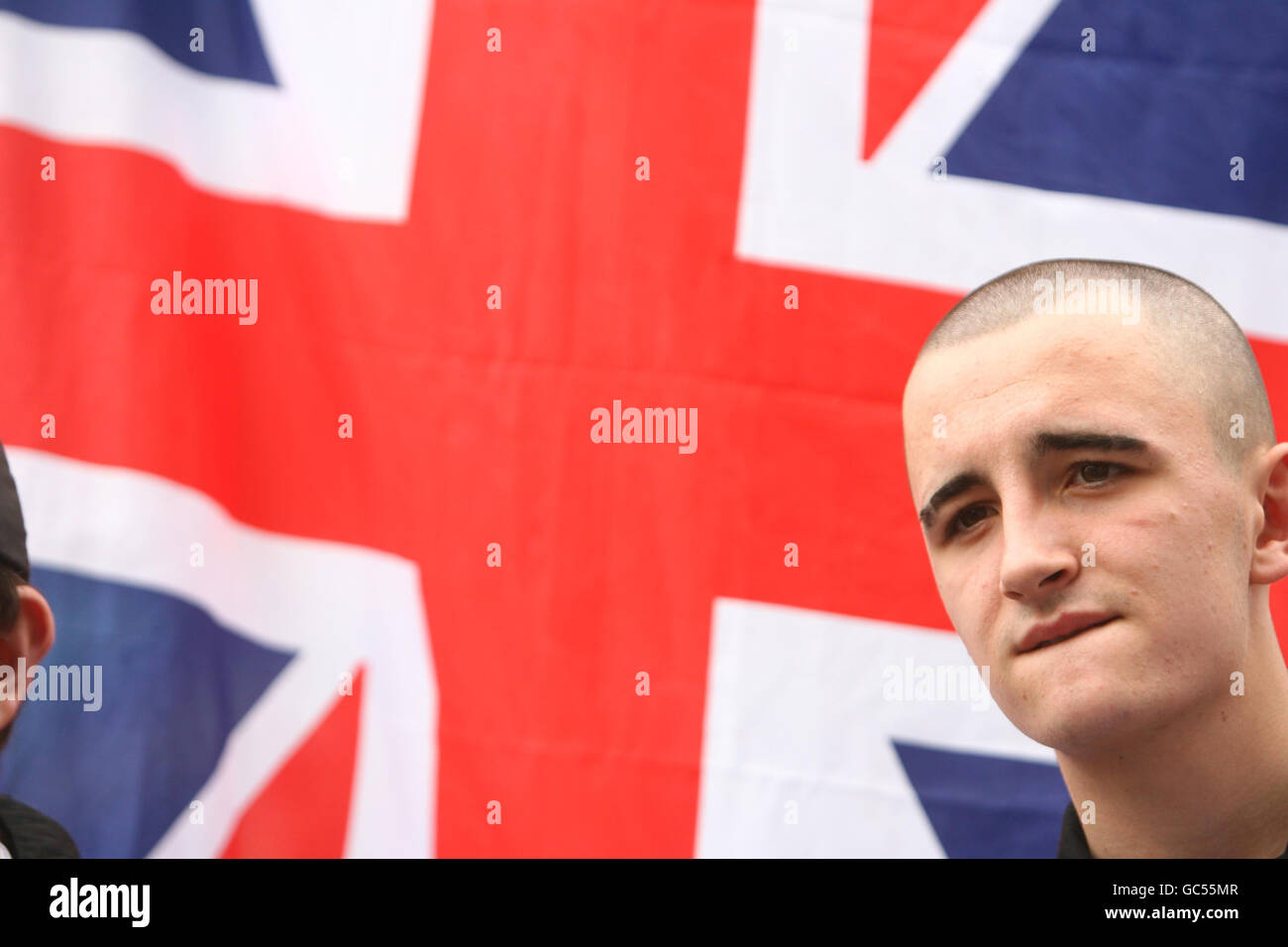 Ein Mann, der sich einem muslimischen Prediger widersetzt, der heute in London predigen sollte, stellt sich heraus, um seine Opposition durch die Eros-Statue, Piccadilly Circus im Zentrum Londons, zu zeigen. Stockfoto