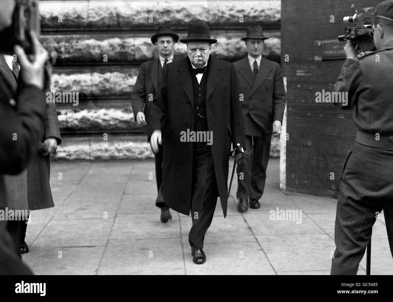 Premierminister Winston Churchill verließ das Parlamentsgebäude, nachdem er Präsident Franklin D. Roosevelt, der an diesem Tag an einer zerebrierten Blutung starb, Tribut zollt hatte. Stockfoto