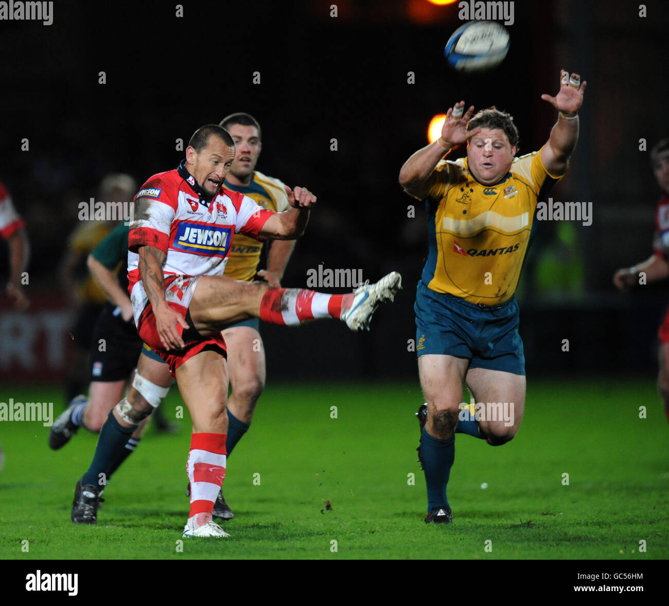 Carlos Spencer's von Gloucester Rugby und Matt Dunning von Australia XV Stockfoto