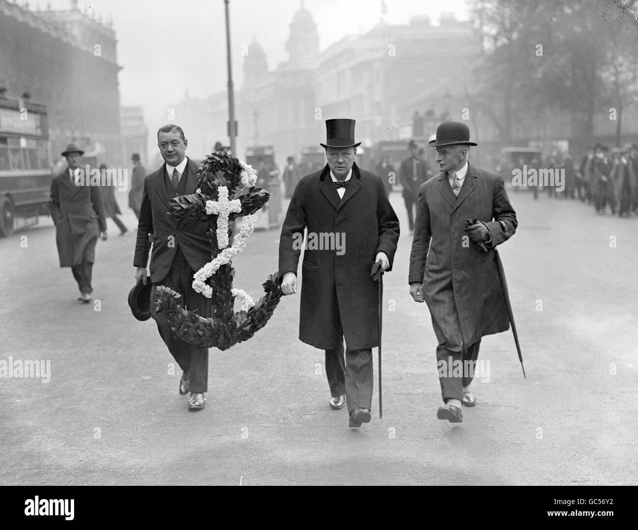 Winston Churchill kommt mit dem RND-Kranz auf Anzac an Tag in Whitehall Stockfoto