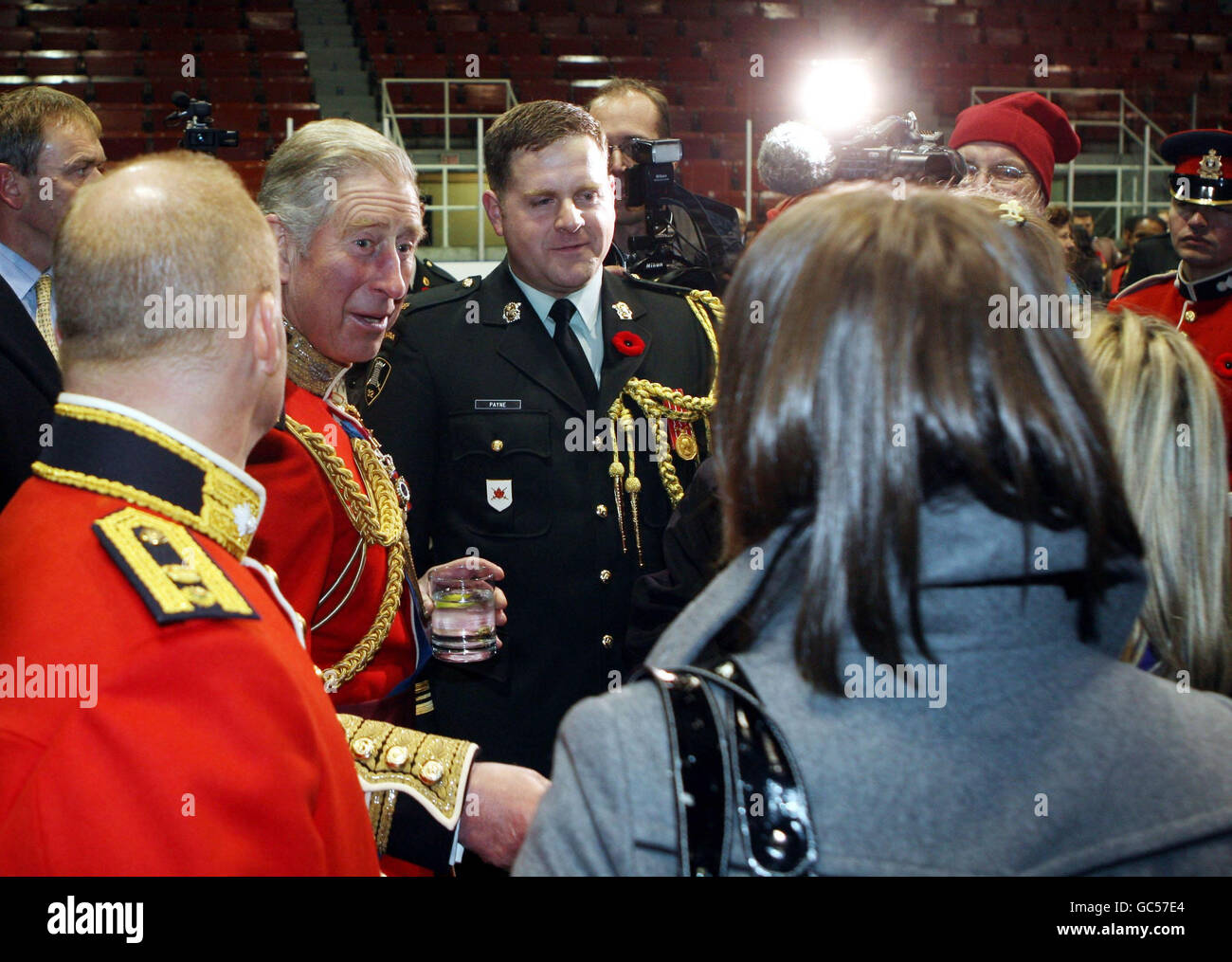 Der Prinz von Wales im Varsity Stadium in Toronto, Kanada, wo seine Königliche Hoheit dem Royal Regiment of Canada und dem Toronto Scottish Regiment die neuen Farben präsentierte. Stockfoto