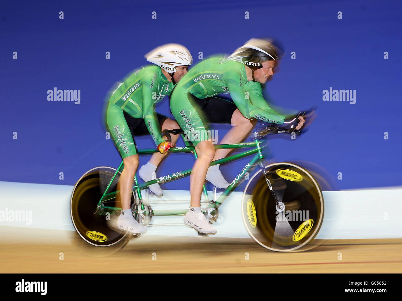 Die Irinnen Andrew Fitzgerald und Paul Giblin in Aktion beim 1000-m-Zeitfahren der Herren B & VI während der UCI-Parabadraderbahn-Weltmeisterschaft im Manchester Velodrome, Manchester. Stockfoto