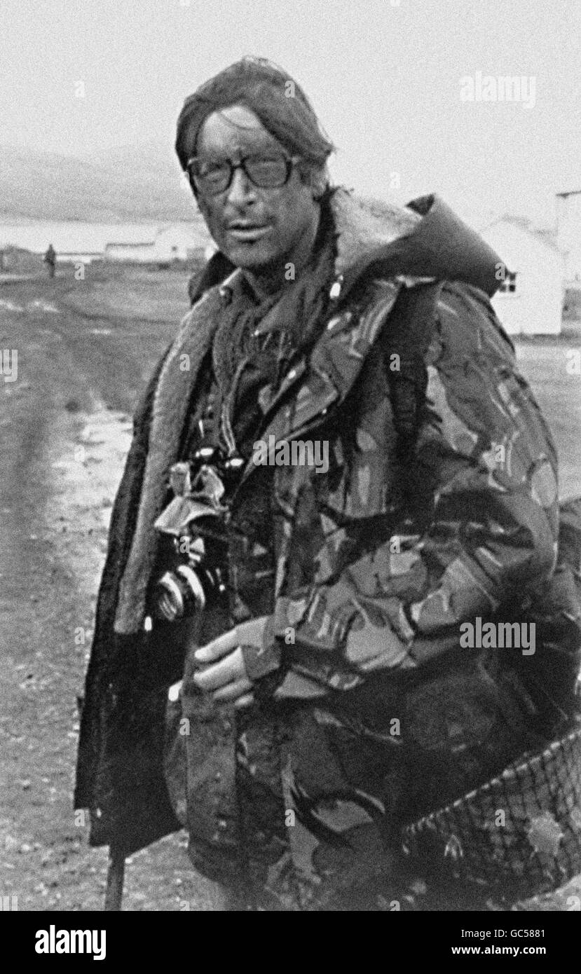London Standard Korrespondent Max Hastings im Kampfkleid mit geschwärztem Gesicht und Stahlhelm. Max Hastings wurde während der Falkland-Krise als erster Brite in den argentinischen Port Stanley aufgenommen. Stockfoto