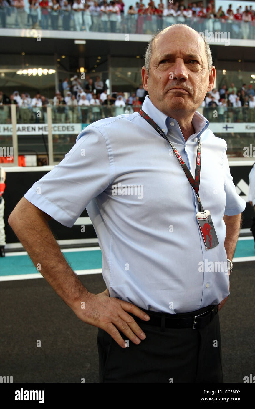 Motorsport - Formel-1-Weltmeisterschaft - Großer Preis Von Abu Dhabi - Renntag - Yas Marina Circuit - Vereinigte Arabische Emirate. Der ehemalige CEO von McLaren Mercedes, Ron Dennis, war vor dem Start des Grand Prix von Abu Dhabi am Start. Stockfoto