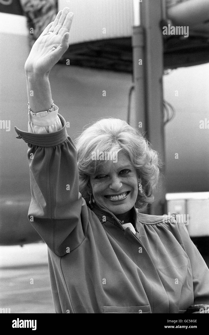 MELINA MERCOURI, MINISTERIN FÜR KULTUR UND WISSENSCHAFT GRIECHENLANDS, BESUCHT DEN FLUGHAFEN HEATHROW FÜR EINEN 4-TÄGIGEN BESUCH, BEI DEM SIE DEN HERBERT READ MEMORIAL VORTRAG AM INSTITUTE OF ZEITGENÖSSISCHE KUNST HALTEN UND AN EINEM ABENDESSEN IN DER ROYAL ACADEMY TEILNEHMEN WIRD. Stockfoto