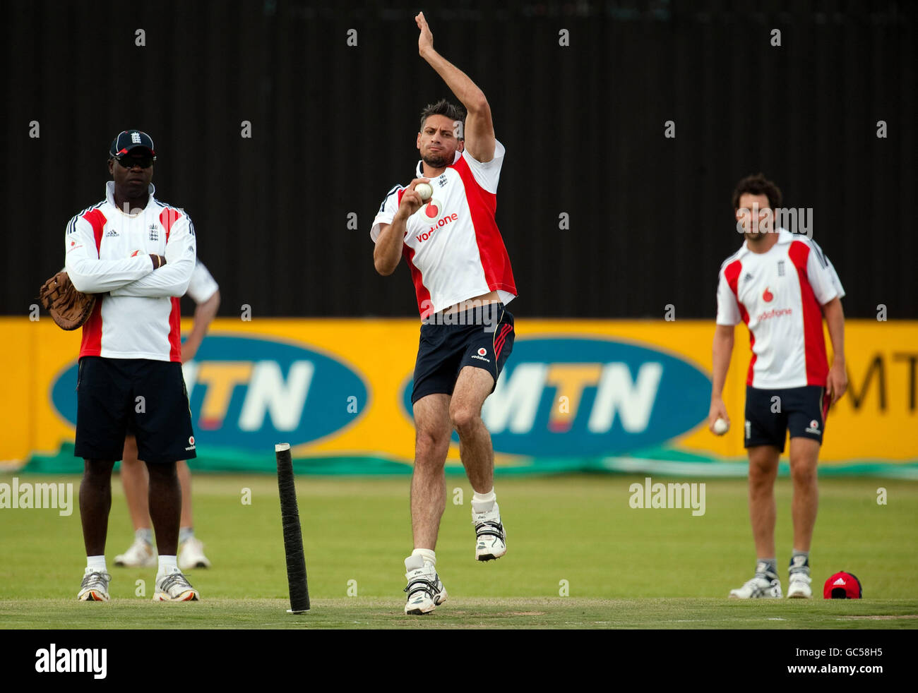 Englands Sajid Mahmood (Mitte) schält während der Nets-Session im De Beers Diamond Oval, Kimberley, Südafrika, von Trainer Ottis Gibson (links) und Graham Onions (rechts). Stockfoto