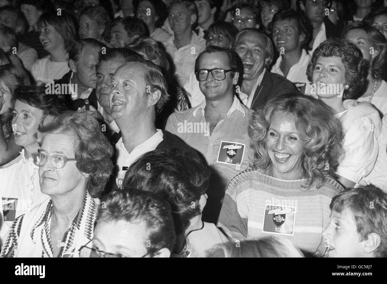 Der Herzog von Marlborough gehört zu den Fans, die ein Konzert des amerikanischen Sängers Barry Manilow auf dem Gelände des Herrenhauses des Herzogs im Blenheim Palace hören. Stockfoto