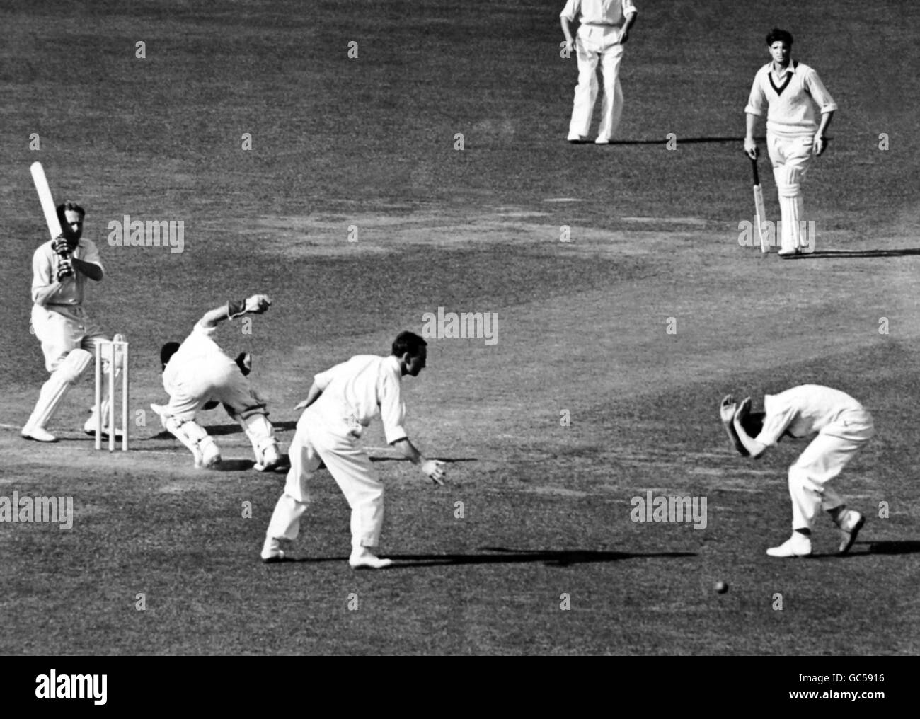 Cricket - England - Australien - zweiter Test Dritter Tag - Lord's Cricket Ground. Morris dreht Bedser auf Bein, vorbei an den Beinfeldspielern für 4 Läufe. Morris war am Ende des Spiels noch 35 Jahre alt. S&G 27/6/53 Stockfoto